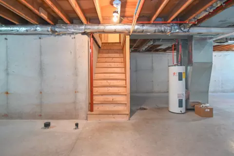 Entry Way - 2747 W 8th St, Appleton, WI 54914 photo 2 of 2