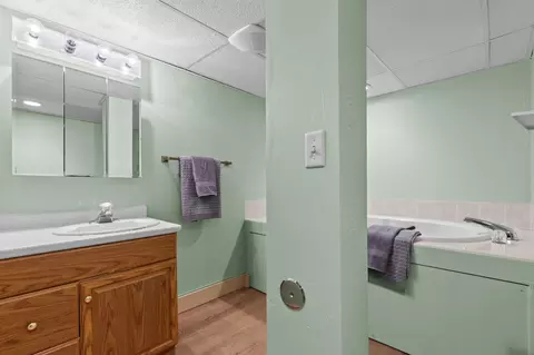 Bath - 3225 N Abendroth St, Appleton, WI 54914 photo 4 of 6