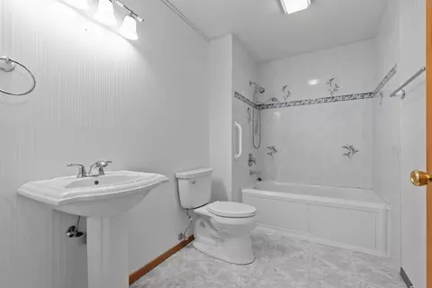 Bath - 933 E Windfield Pl #B, Appleton, WI 54911 photo 5 of 5