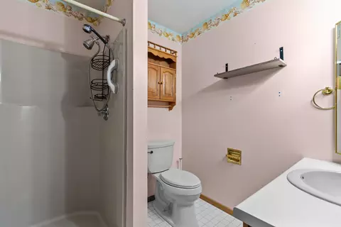 Bath - 933 E Windfield Pl #B, Appleton, WI 54911 photo 3 of 5