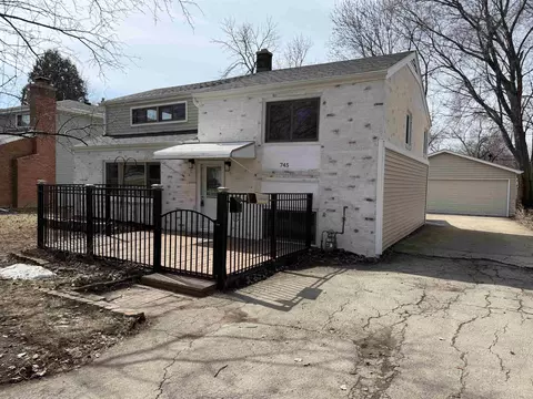 745 Carver Ln, Menasha, WI 54952