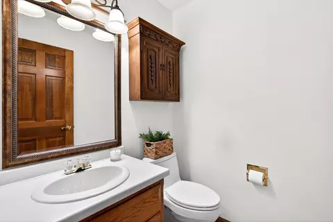 Bath - 951 E Foxmoor Ln, Appleton, WI 54911 photo 1 of 5
