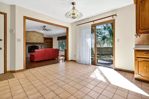 Living - 951 E Foxmoor Ln, Appleton, WI 54911 photo 4 of 5