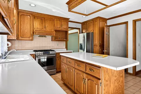 Kitchen - 951 E Foxmoor Ln, Appleton, WI 54911 photo 4 of 5