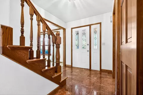 Entry Way - 951 E Foxmoor Ln, Appleton, WI 54911 photo 2 of 3