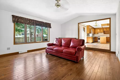 Living - 951 E Foxmoor Ln, Appleton, WI 54911 photo 3 of 5