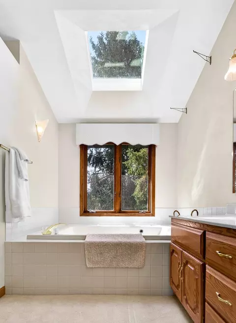 Bath - 951 E Foxmoor Ln, Appleton, WI 54911 photo 3 of 5