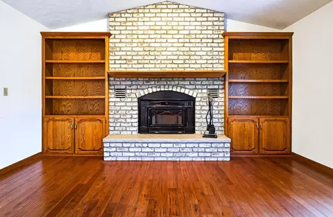 Living - 951 E Foxmoor Ln, Appleton, WI 54911 photo 2 of 5