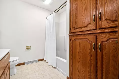 Bath - 951 E Foxmoor Ln, Appleton, WI 54911 photo 5 of 5