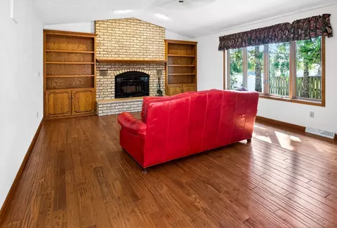 Living - 951 E Foxmoor Ln, Appleton, WI 54911 photo 1 of 5