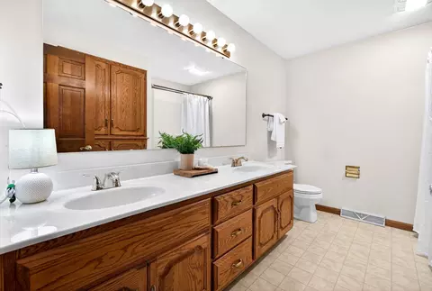 Bath - 951 E Foxmoor Ln, Appleton, WI 54911 photo 4 of 5
