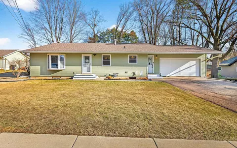 1009 Riverside Dr, Waupaca, WI 54981