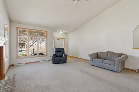 Living - 4724 N Fallview Ln, Appleton, WI 54913 photo 2 of 4