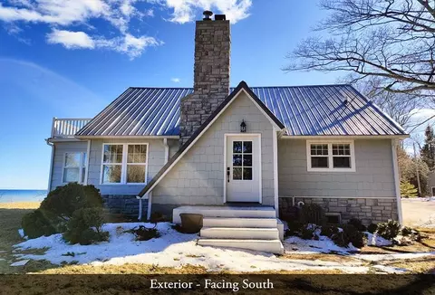 n2890 Lakeshore Road, Kewaunee, WI 54216