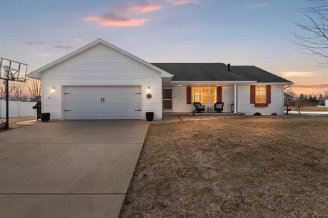 364 Wooden Shoe Cir, Kaukauna, WI 54130