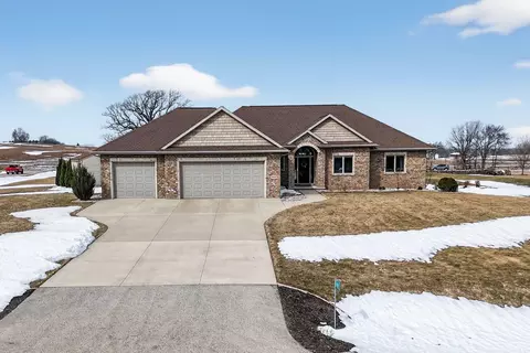 8065 Golden Primrose Cir, Neenah, WI 54956
