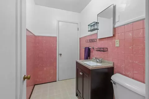 Bath - 2436 Hickory Ln, Appleton, WI 54915 photo 2 of 2