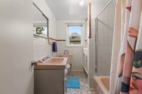 Bath - 2436 Hickory Ln, Appleton, WI 54915 photo 1 of 2
