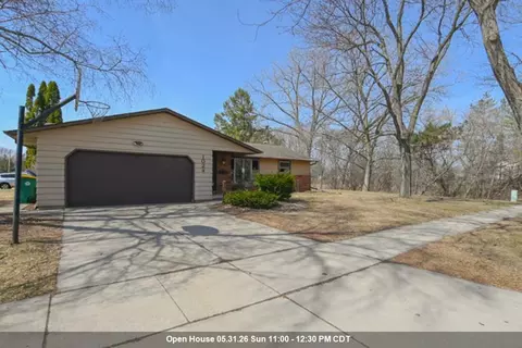 1024 Edgewood Dr, Green Bay, WI 54311