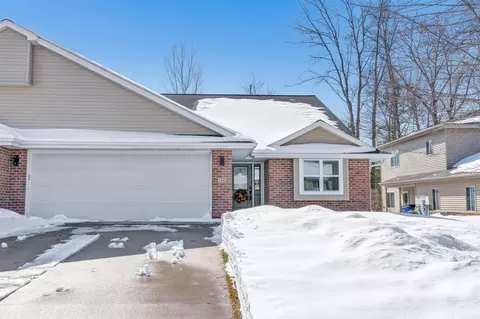1495 Snowshoe Trl, Suamico, WI 54173