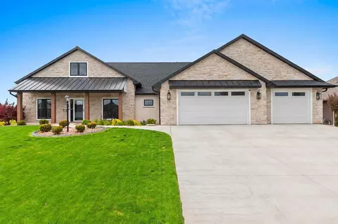 532 Royal St Pats Dr, Wrightstown, WI 54180
