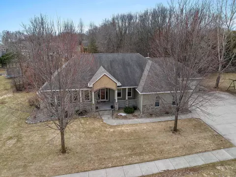 1055 Zacher Dr, Oshkosh, WI 54901