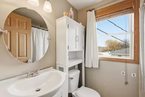 Bath - 606 E Florida Ave, Appleton, WI 54911 photo 2 of 4