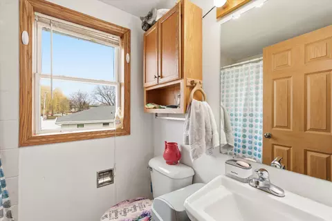 Bath - 606 E Florida Ave, Appleton, WI 54911 photo 4 of 4