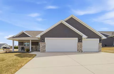 204 Zacharey Ct, New London, WI 54961