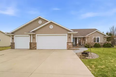 535 Coonen Dr, Combined Locks, WI 54113