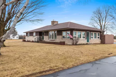 914 S Main St, Mishicot, WI 54228
