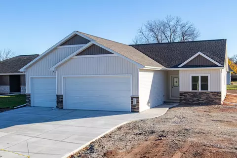 1009 Lotus Trl, Menasha, WI 54952