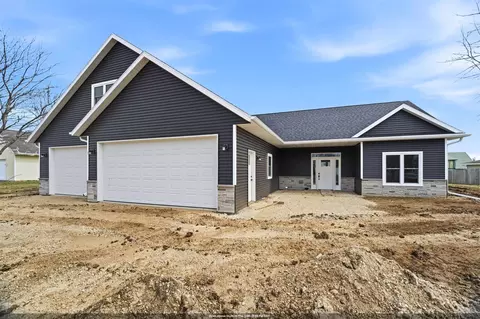 224 N 9th St, Hilbert, WI 54129
