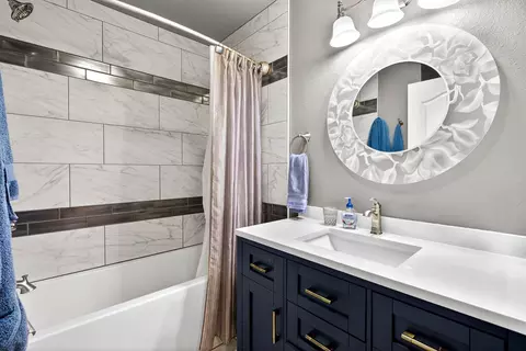 Bath - w6180 Long Court, Appleton, WI 54914 photo 4 of 6