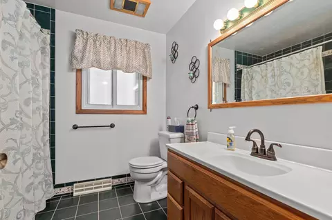 Bath - n461 Mayflower Road, Appleton, WI 54914 photo 2 of 3