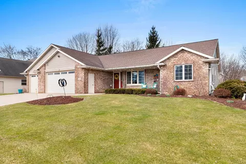 801 Pinecrest Rd, Green Bay, WI 54313