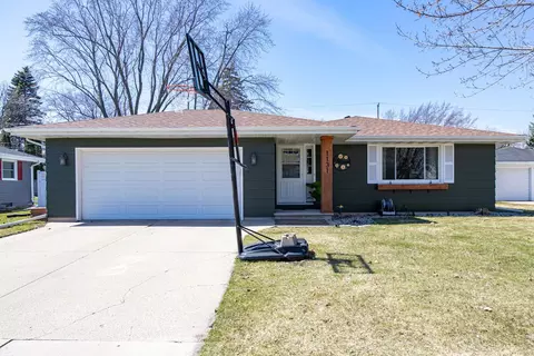 1131 Honeysuckle Ln, Neenah, WI 54956