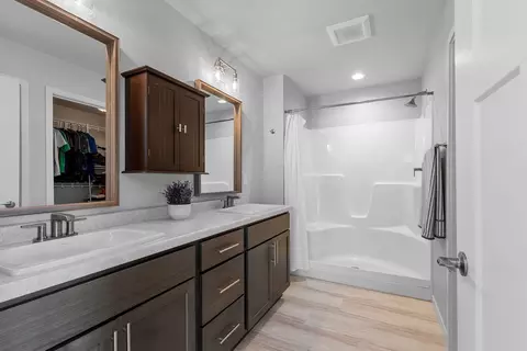 Bath - 4601 N Cherryvale Ave, Appleton, WI 54913 photo 2 of 4