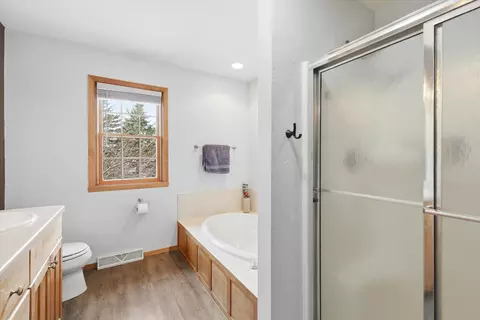 Bath - 1081 S Violet Ln, Appleton, WI 54914 photo 3 of 4