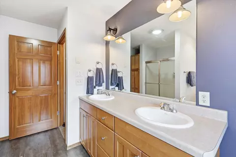 Bath - 1081 S Violet Ln, Appleton, WI 54914 photo 2 of 4