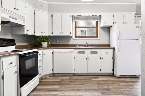 Kitchen - 22 Johnson Ct, Appleton, WI 54915 photo 2 of 3