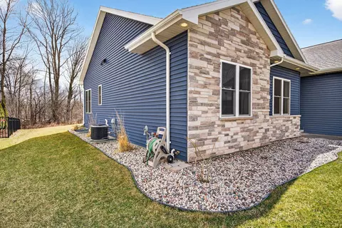 Exterior - 4804 N Vincent Dr, Appleton, WI 54913 photo 4 of 6