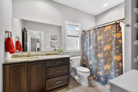 Bath - 4804 N Vincent Dr, Appleton, WI 54913 photo 3 of 4