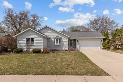 96 University Dr, Fond Du Lac, WI 54935