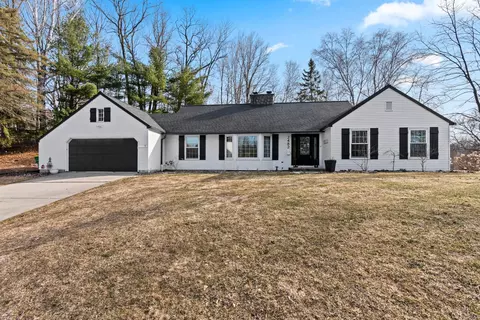 2482 Morning Star Ct, Green Bay, WI 54302