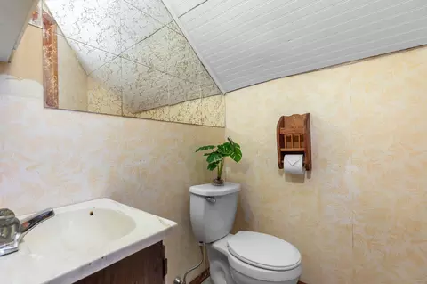 Bath - 1354 W 2nd St, Appleton, WI 54914 photo 3 of 4