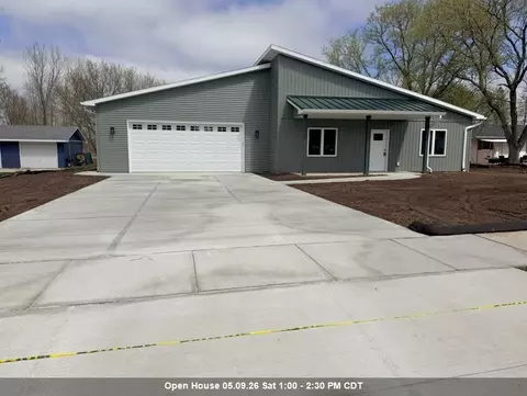 621 E Pearl St, Seymour, WI 54165