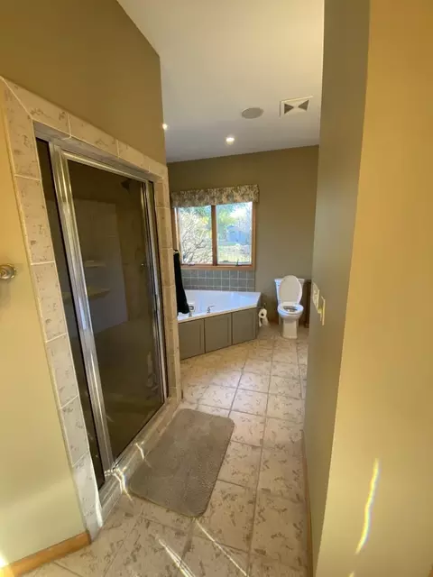 Bath - 4928 N Meade St, Appleton, WI 54913 photo 2 of 2