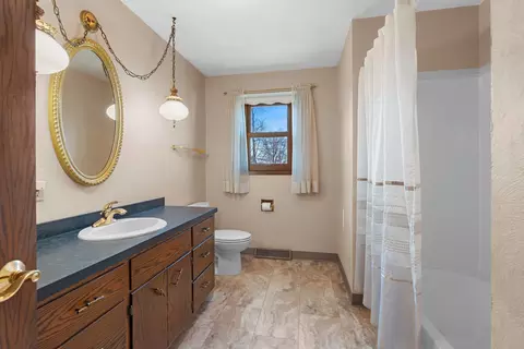 Bath - 2245 Larkspur Dr, Appleton, WI 54915 photo 1 of 4