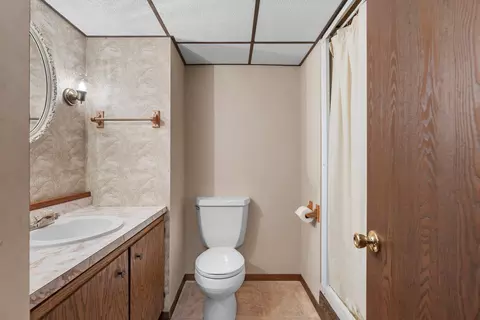 Bath - 2245 Larkspur Dr, Appleton, WI 54915 photo 3 of 4